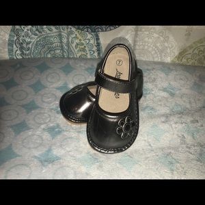 Laniecakes size 7 squeaker shoes